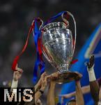 31.05.2025,  Fussball UEFA Championsleague Finale 2025:  Paris St. Germain - Inter Mailand, in der Allianz-Arena Mnchen. Siegerehrung des Championsleague-Siegers Paris St. Germain,  Spieler stemmen den Pokal hoch.