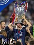 31.05.2025,  Fussball UEFA Championsleague Finale 2025:  Paris St. Germain - Inter Mailand, in der Allianz-Arena Mnchen. Siegerehrung des Championsleague-Siegers Paris St. Germain,  Vitinha (FC Paris Saint-Germain) hat den Pokal auf seinem Kopf.
