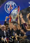 31.05.2025,  Fussball UEFA Championsleague Finale 2025:  Paris St. Germain - Inter Mailand, in der Allianz-Arena Mnchen. Siegerehrung des Championsleague-Siegers Paris St. Trainer Luis Enrique (FC Paris Saint-Germain) reckt den Pokal in die Hhe. 