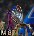 31.05.2025,  Fussball UEFA Championsleague Finale 2025:  Paris St. Germain - Inter Mailand, in der Allianz-Arena Mnchen. Siegerehrung des Championsleague-Siegers Paris St. Germain,  Spieler stemmen den Pokal hoch.