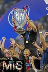 31.05.2025,  Fussball UEFA Championsleague Finale 2025:  Paris St. Germain - Inter Mailand, in der Allianz-Arena Mnchen. Siegerehrung des Championsleague-Siegers Paris St. Trainer Luis Enrique (FC Paris Saint-Germain) reckt den Pokal in die Hhe. 