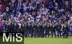 31.05.2025,  Fussball UEFA Championsleague Finale 2025:  Paris St. Germain - Inter Mailand, in der Allianz-Arena Mnchen.  Nach der Siegerehrung strmen Tausende Pariser Fans das Stadion und mssen von einer Sondereinheit der Polizei Mnchen zurck gedrngt werden. 