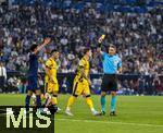 31.05.2025,  Fussball UEFA Championsleague Finale 2025:  Paris St. Germain - Inter Mailand, in der Allianz-Arena Mnchen.  Schiedsrichter Istvan Kovacs (Rumnien) gibt die Gelbe Karte
