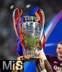 31.05.2025,  Fussball UEFA Championsleague Finale 2025:  Paris St. Germain - Inter Mailand, in der Allianz-Arena Mnchen. Siegerehrung des Championsleague-Siegers Paris St. Germain,  Spieler stemmen den Pokal hoch.
