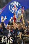 31.05.2025,  Fussball UEFA Championsleague Finale 2025:  Paris St. Germain - Inter Mailand, in der Allianz-Arena Mnchen. Siegerehrung des Championsleague-Siegers Paris St. Trainer Luis Enrique (FC Paris Saint-Germain) reckt den Pokal in die Hhe. 