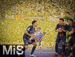 31.05.2025,  Fussball UEFA Championsleague Finale 2025:  Paris St. Germain - Inter Mailand, in der Allianz-Arena Mnchen. Siegerehrung des Championsleague-Siegers Paris St. Germain, Marquinhos (FC Paris Saint-Germain) mit dem Pokal bei dem Team.