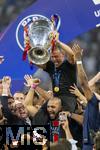 31.05.2025,  Fussball UEFA Championsleague Finale 2025:  Paris St. Germain - Inter Mailand, in der Allianz-Arena Mnchen. Siegerehrung des Championsleague-Siegers Paris St. Trainer Luis Enrique (FC Paris Saint-Germain) reckt den Pokal in die Hhe. 