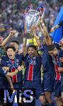 31.05.2025,  Fussball UEFA Championsleague Finale 2025:  Paris St. Germain - Inter Mailand, in der Allianz-Arena Mnchen. Siegerehrung des Championsleague-Siegers Paris St. Germain, Marquinhos (FC Paris Saint-Germain) reckt den Pokal in die Hhe. 