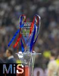 31.05.2025,  Fussball UEFA Championsleague Finale 2025:  Paris St. Germain - Inter Mailand, in der Allianz-Arena Mnchen. Siegerehrung des Championsleague-Siegers Paris St. Germain, Pokal mit den Bndern in Vereinsfarben von Paris, Rot Blau.