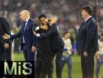 31.05.2025,  Fussball UEFA Championsleague Finale 2025:  Paris St. Germain - Inter Mailand, in der Allianz-Arena Mnchen. Siegerehrung des Championsleague-Siegers Paris St. Germain, Zur Gratulation haben sich eingefunden, v.re: Theodore Theodoridis (UEFA-Generalsekretr), Nasser Al-Khelaifi (Prsident Paris St. germain, UEFA-ExCo-Mitglied), Guiseppe Marotta (Prsident Inter Mailand), Trainer Luis Enrique (FC Paris Saint-Germain) umarmt Nasser Al-Khelaifi  