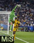 31.05.2025,  Fussball UEFA Championsleague Finale 2025:  Paris St. Germain - Inter Mailand, in der Allianz-Arena Mnchen. Torwart Gianluigi Donnarumma (FC Paris Saint-Germain) springt hher als Denzel Dumfries (Inter Mailand) 