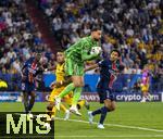 31.05.2025,  Fussball UEFA Championsleague Finale 2025:  Paris St. Germain - Inter Mailand, in der Allianz-Arena Mnchen.  Torwart Gianluigi Donnarumma (FC Paris Saint-Germain) hat den Ball sicher. re: Marquinhos (FC Paris Saint-Germain), Lautaro Martinez (Inter Mailand), 