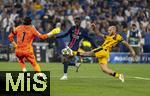 31.05.2025,  Fussball UEFA Championsleague Finale 2025:  Paris St. Germain - Inter Mailand, in der Allianz-Arena Mnchen.  mitte: Ousmane Dembele (FC Paris Saint-Germain) gegen Torwart Yann Sommer (Inter Mailand) und Federico Dimarco (re, Inter Mailand) 
