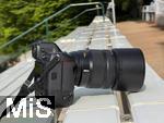 03.06.2025,  Bad Wrishofen im Unterallgu: Eine professionelle Digitale Spiegellose Fotokamera mit hochlichtstarkem 135mm Objektiv liegt bereit. 