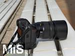 03.06.2025,  Bad Wrishofen im Unterallgu: Eine professionelle Digitale Spiegellose Fotokamera mit hochlichtstarkem 135mm Objektiv liegt bereit. 