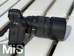 03.06.2025,  Bad Wrishofen im Unterallgu: Eine professionelle Digitale Spiegellose Fotokamera mit hochlichtstarkem 135mm Objektiv liegt bereit. 