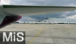 04.06.2025, Airport Mnchen,  Flugbetrieb am Airport Mnchen Fanz Josef Strauss, Eine Eurowings-Maschine steht zu Einsteigen auf dem Flugfeld bereit, dahinter der Fluglotsen-Tower.