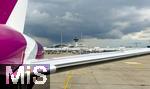 04.06.2025, Airport Mnchen,  Flugbetrieb am Airport Mnchen Fanz Josef Strauss, Eine Eurowings-Maschine steht zu Einsteigen auf dem Flugfeld bereit, dahinter der Fluglotsen-Tower.