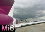 04.06.2025, Airport Mnchen,  Flugbetrieb am Airport Mnchen Fanz Josef Strauss, Eine Eurowings-Maschine steht zu Einsteigen auf dem Flugfeld bereit, dahinter der Fluglotsen-Tower.  