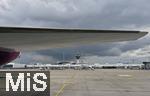 04.06.2025, Airport Mnchen,  Flugbetrieb am Airport Mnchen Fanz Josef Strauss, Eine Eurowings-Maschine steht zu Einsteigen auf dem Flugfeld bereit, dahinter der Fluglotsen-Tower.  