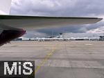 04.06.2025, Airport Mnchen,  Flugbetrieb am Airport Mnchen Fanz Josef Strauss, Eine Eurowings-Maschine steht zu Einsteigen auf dem Flugfeld bereit, dahinter der Fluglotsen-Tower.  