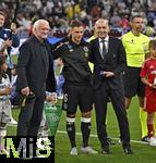 04.06.2025, Fussball UEFA Nations League 2024/25,  Halbfinale, Deutschland - Portugal, in der Allianz-Arena Mnchen. Josua Kimmich (Deutschland) wird fr sein 100. Lnderspiel geehrt von DFB Prsident Bernd Neuendorf (Deutschland) und Rudi Vller (Deutschland).