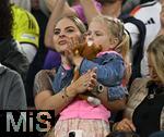 04.06.2025, Fussball UEFA Nations League 2024/25,  Halbfinale, Deutschland - Portugal, in der Allianz-Arena Mnchen. Lisa Fllkrug mit Tochter 