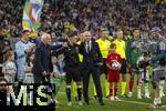 04.06.2025, Fussball UEFA Nations League 2024/25,  Halbfinale, Deutschland - Portugal, in der Allianz-Arena Mnchen. Joshua Kimmich (mitte, FC Bayern Mnchen) bekommt eine Ehrung fr 100 Lnderspiele von Sportdirektor Rudi Vller (li, Deutschland) und DFB Prsident Bernd Neuendorf (re, Deutschland). li: Jonathan Tah (Deutschland), Torwart Marc Andre ter-Stegen (Deutschland), dahinter mit dem grnen DFB-Wimpel der Sohn von Kimmich, der berraschend fr den Papa als Einlaufkind ausgewhlt wurde.