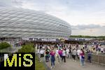 04.06.2025, Fussball UEFA Nations League 2024/25,  Halbfinale, Deutschland - Portugal, in der Allianz-Arena Mnchen. Zuschauer strmen zu den Eingngen vor Spielbeginn.  