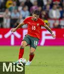 04.06.2025, Fussball UEFA Nations League 2024/25,  Halbfinale, Deutschland - Portugal, in der Allianz-Arena Mnchen. Ruben Neves (Portugal) am Ball 