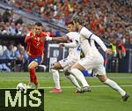 05.06.2025, Fussball UEFA Nations League 2024/25,  Halbfinale, Spanien - Frankreich, in der MHP-Arena Stuttgart, v.l. Pedro Porro (Spanien) gegen Desire Doue (Frankreich) 