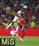 05.06.2025, Fussball UEFA Nations League 2024/25,  Halbfinale, Spanien - Frankreich, in der MHP-Arena Stuttgart, v.l. Pierre Kalulu (Frankreich) gegen Nico Williams (Spanien) 
