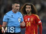 05.06.2025, Fussball UEFA Nations League 2024/25,  Halbfinale, Spanien - Frankreich, in der MHP-Arena Stuttgart, v.l. Schiedsrichter Michael Oliver (England) und Marc Cucurella (Spanien) 