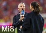 05.06.2025, Fussball UEFA Nations League 2024/25,  Halbfinale, Spanien - Frankreich, in der MHP-Arena Stuttgart,  TV-Experte Bastian Schweinsteiger am Spielfeldrand mit Esther Sedlaczek (ARD-Moderatorin).