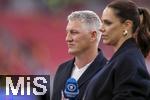 05.06.2025, Fussball UEFA Nations League 2024/25,  Halbfinale, Spanien - Frankreich, in der MHP-Arena Stuttgart,  TV-Experte Bastian Schweinsteiger am Spielfeldrand mit Esther Sedlaczek (ARD-Moderatorin).