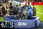 05.06.2025, Fussball UEFA Nations League 2024/25,  Halbfinale, Spanien - Frankreich, in der MHP-Arena Stuttgart,  Kameramann am Spielfeldrand 