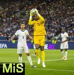 05.06.2025, Fussball UEFA Nations League 2024/25,  Halbfinale, Spanien - Frankreich, in der MHP-Arena Stuttgart,  v.li: Clement Lenglet (Frankreich) und Torwart Mike Maignan (Frankreich) 