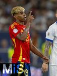 05.06.2025, Fussball UEFA Nations League 2024/25,  Halbfinale, Spanien - Frankreich, in der MHP-Arena Stuttgart,  Lamine Yamal (Spanien) zeigt nach oben.