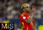 05.06.2025, Fussball UEFA Nations League 2024/25,  Halbfinale, Spanien - Frankreich, in der MHP-Arena Stuttgart,  Lamine Yamal (Spanien) zeigt nach oben.