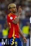05.06.2025, Fussball UEFA Nations League 2024/25,  Halbfinale, Spanien - Frankreich, in der MHP-Arena Stuttgart,  Lamine Yamal (Spanien) zeigt nach oben.