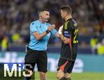 05.06.2025, Fussball UEFA Nations League 2024/25,  Halbfinale, Spanien - Frankreich, in der MHP-Arena Stuttgart,  Schiedsrichter Michael Oliver mit Torwart Simon Unai (Spanien)  