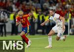 05.06.2025, Fussball UEFA Nations League 2024/25,  Halbfinale, Spanien - Frankreich, in der MHP-Arena Stuttgart,  Lamine Yamal (Spanien) am Ball, re: Adrien Rabiot (Frankreich) 