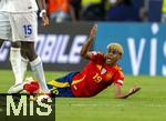 05.06.2025, Fussball UEFA Nations League 2024/25,  Halbfinale, Spanien - Frankreich, in der MHP-Arena Stuttgart,  Lamine Yamal (Spanien) am Boden.