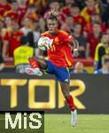 05.06.2025, Fussball UEFA Nations League 2024/25,  Halbfinale, Spanien - Frankreich, in der MHP-Arena Stuttgart,  Nico Williams (Spanien) am Ball 