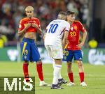 05.06.2025, Fussball UEFA Nations League 2024/25,  Halbfinale, Spanien - Frankreich, in der MHP-Arena Stuttgart,  v.li: Lamine Yamal (Spanien) und Pedri (Spanien) mitte: Kylian Mbappe (Frankreich) 