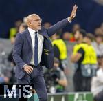 05.06.2025, Fussball UEFA Nations League 2024/25,  Halbfinale, Spanien - Frankreich, in der MHP-Arena Stuttgart,  Trainer Luis de la Fuente (Spanien) gibt Anweisungen.