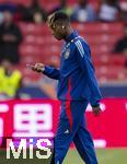 05.06.2025, Fussball UEFA Nations League 2024/25,  Halbfinale, Spanien - Frankreich, in der MHP-Arena Stuttgart,  Nico Williams (Spanien) vor dem Spiel mit seinem Handy.