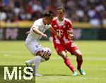 15.06.2025, FIFA Club World Cup 2025, Gruppe C, FC Bayern Mnchen - Auckland City, im TQL Stadium, Cincinnati (USA), v.li: Zhou Tong (Auckland) gegen Jamal Musiala (FC Bayern Mnchen) 