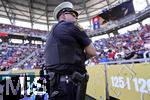 15.06.2025, FIFA Club World Cup 2025, Gruppe C, FC Bayern Mnchen - Auckland City, im TQL Stadium, Cincinnati (USA), Bewachung der Tribnen von Polizeibeamten am Spielfeldrand 