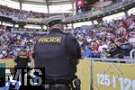 15.06.2025, FIFA Club World Cup 2025, Gruppe C, FC Bayern Mnchen - Auckland City, im TQL Stadium, Cincinnati (USA), Bewachung der Tribnen von Polizeibeamten am Spielfeldrand 